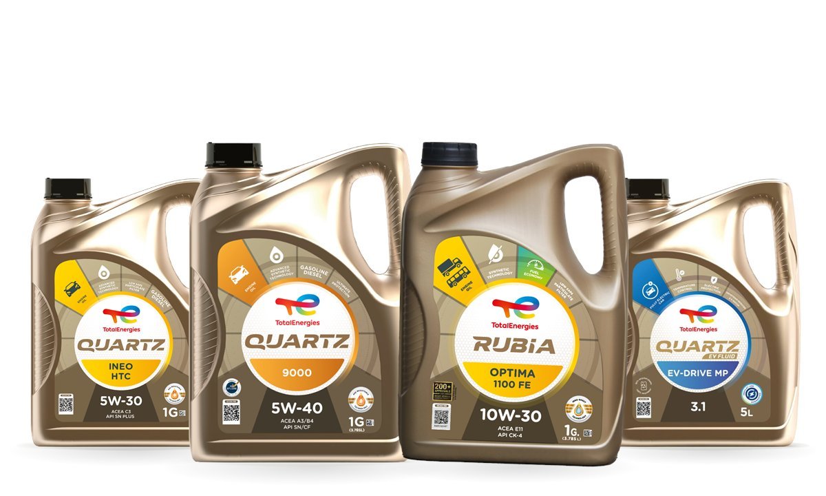 Imagen referencial de envases TotalEnergies: QUARTZ INEO HTC, QUARTZ 9000 y RUBIA OPTIMA 1100 FE en galón, y QUARTZ EV-DRIVE MP 3.1 en envase de 5 L, fluido para vehículos eléctricos